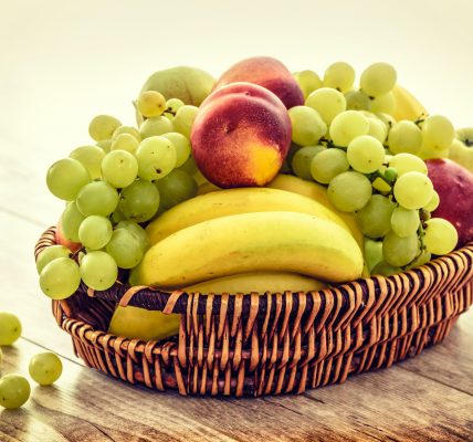 owoce w koszyku